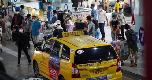 Khách đi taxi Tân Sơn Nhất phải 'gánh' ba loại phí