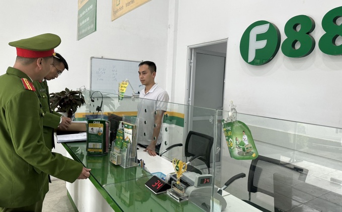 Cảnh sát khám xét Công ty F88 ở Sài Gòn
