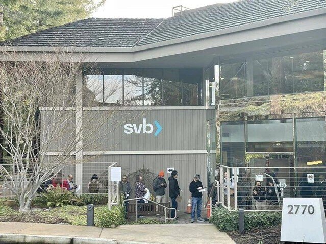 Cảnh tượng hàng trăm người xếp hàng dài chờ rút tiền ở Ngân hàng Thung lũng Silicon