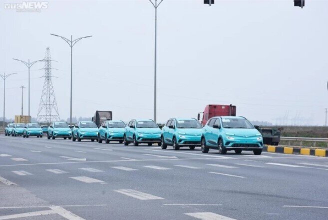 Đoàn taxi điện VinFast rời nhà máy về Hà Nội, chuẩn bị vận hành trong tháng 4