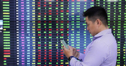 VN-Index giảm mạnh về cuối phiên và khối lượng tăng mạnh