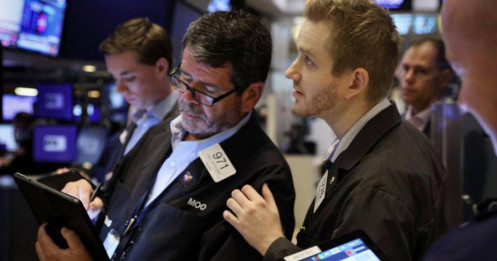 Dow Jones giảm 350 điểm khi nỗi lo về ngành ngân hàng trỗi dậy