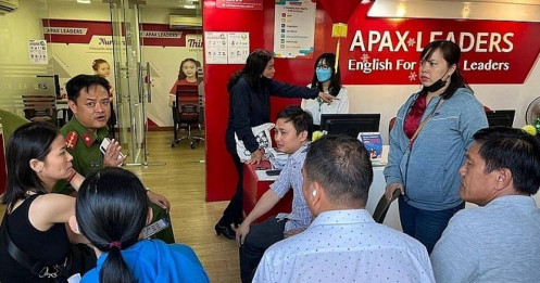 Nhân viên Apax Leaders bị phụ huynh giam lỏng vì chưa được trả lại học phí