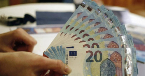 Người châu Âu rút hàng tỷ euro khỏi các ngân hàng