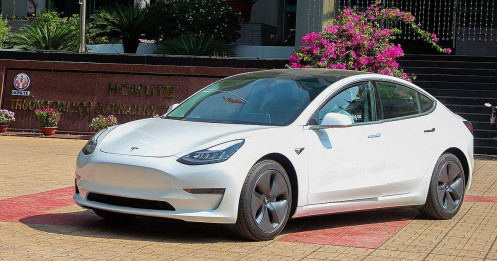 Tesla 'quay đầu' tăng giá xe