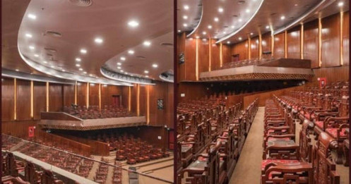 Tranh cãi hàng ghế gỗ "bề thế" trong nhà hát: 526 bàn ghế giá bao nhiêu?