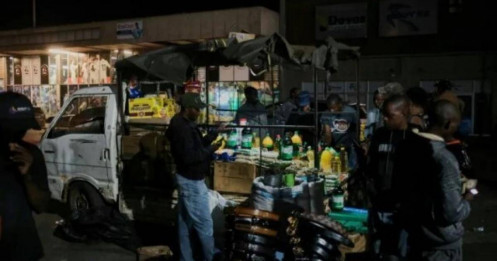 Dân Zimbabwe chuyển sang mua sắm ban đêm vì siêu lạm phát