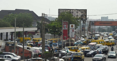 Chính phủ tuyên bố sắp cắt trợ cấp, giá xăng tại Nigeria bất ngờ tăng gấp 3