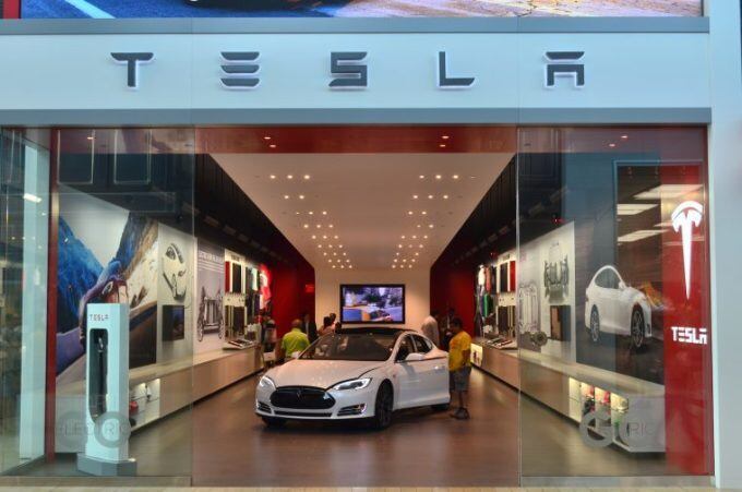 Tesla 'điên cuồng' giảm giá xe