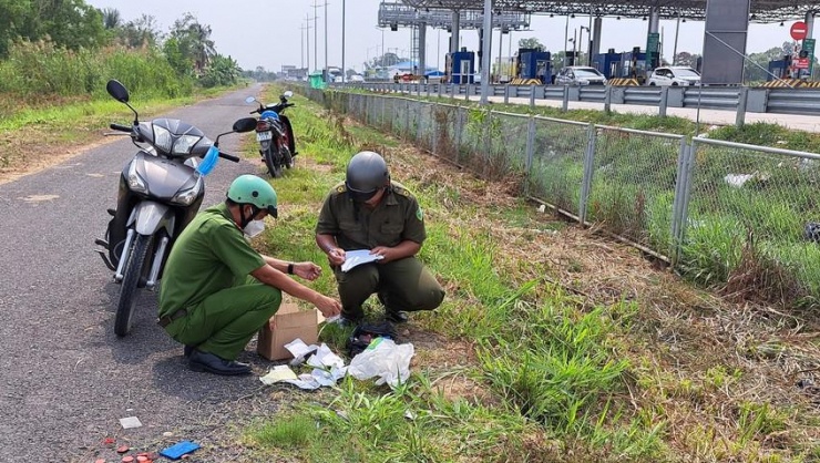 Phát hiện nhiều CMND, sổ hộ khẩu và con dấu trên đường dân sinh cao tốc Trung Lương - Mỹ Thuận