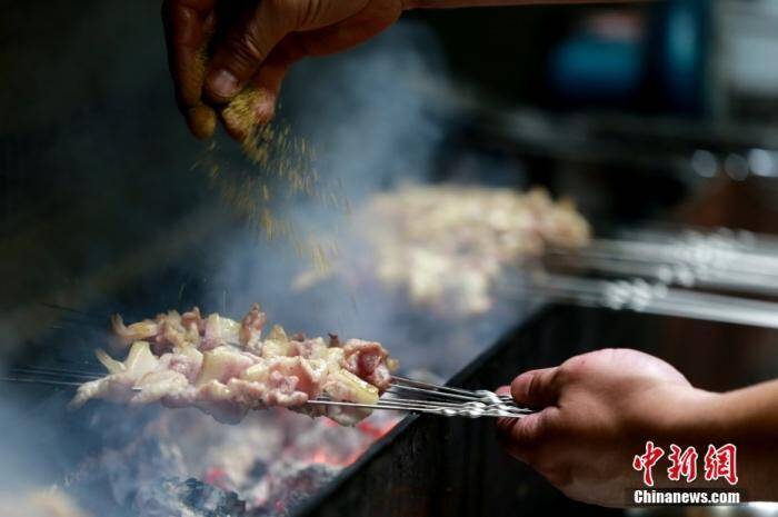 Cơn cuồng thịt nướng lan rộng ở Trung Quốc, thức ăn đường phố liệu có thể vực dậy nền kinh tế?
