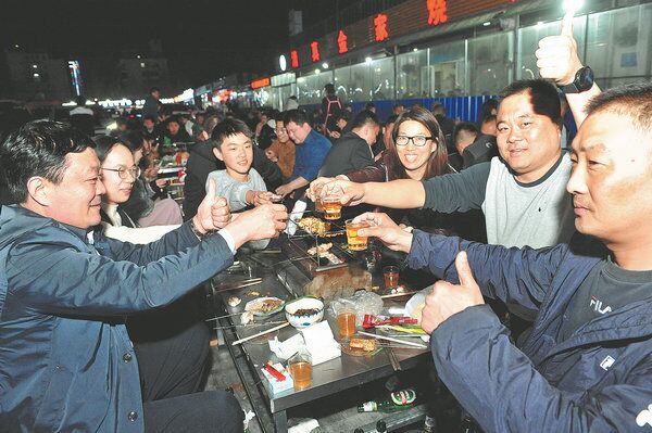 Cơn cuồng thịt nướng lan rộng ở Trung Quốc, thức ăn đường phố liệu có thể vực dậy nền kinh tế?