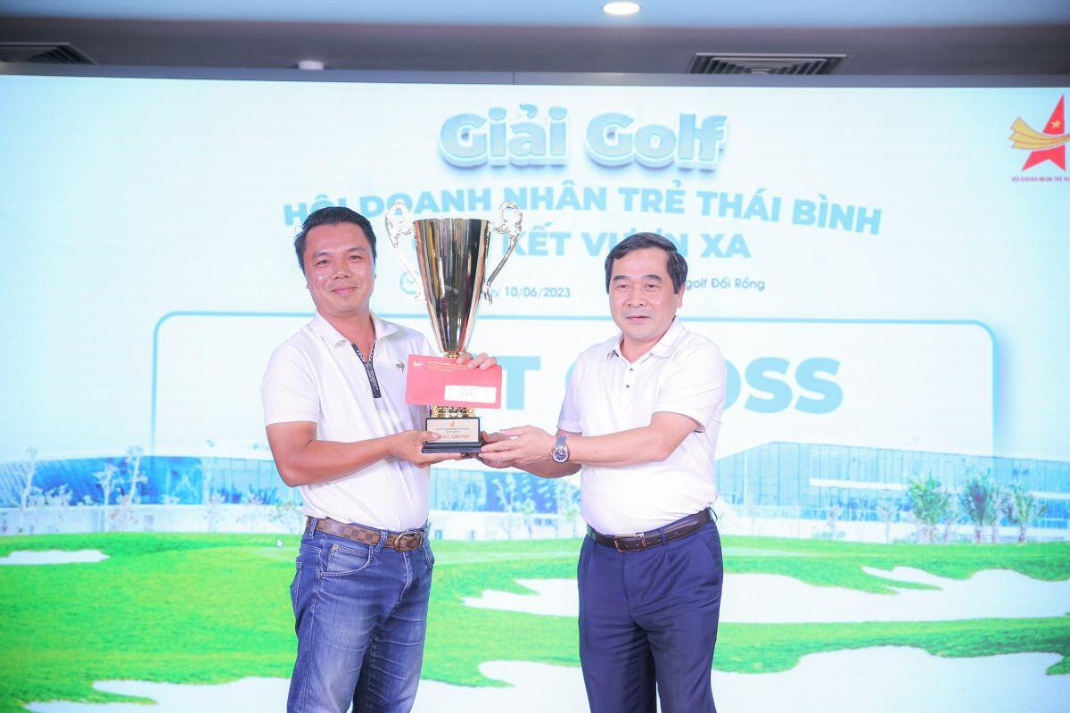 Golfer Trần Ngọc Ánh bất ngờ ghi Hole in one " thần thánh" tại Giải Golf Doanh nhân trẻ Thái Bình - Gắn kết vươn xa