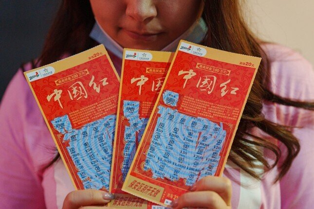 Người trẻ Trung Quốc mong đổi vận, tặng quà bằng xổ số