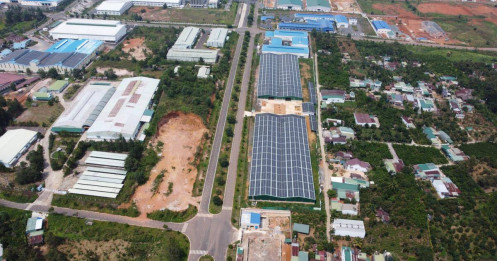 Dừng mua điện, bóc dỡ hàng nghìn tấm pin mặt trời lắp 'chui' tại Lâm Đồng