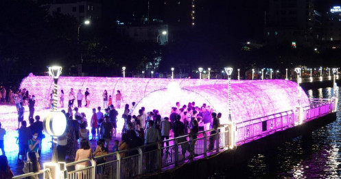 Hàng nghìn du khách đổ về thưởng ngoạn không gian ánh sáng bên sông Hàn