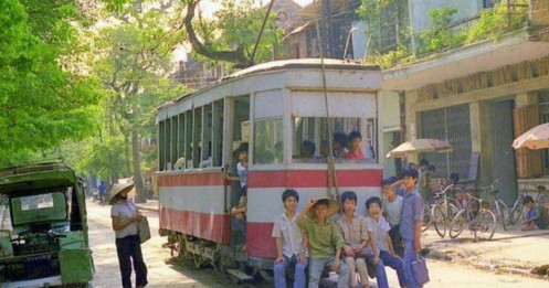Không phải bây giờ Hà Nội mới xây tàu điện mà cách đây mấy chục năm người dân Thủ đô đã được đi phương tiện này, có gì đặc biệt?