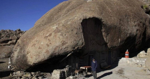 Căn nhà lạ lùng bị tảng đá trăm tấn "đè" nhiều năm, cuộc sống bên trong thật sự bất ngờ