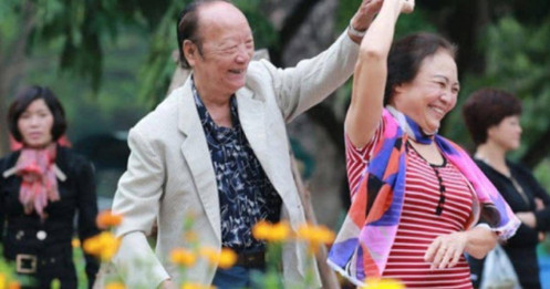 Trung Quốc rộ lên trào lưu “nghỉ hưu rực rỡ”: Chi tiền để học cắm hoa, catwalk cho… yêu đời