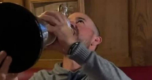 Tân vô địch The Open uống bia bằng cup Claret Jug