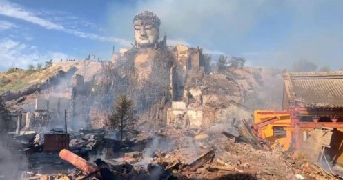 Trung Quốc: Bức tượng Sơn Đan Đại Phật vẫn nguyên vẹn sau trận hỏa hoạn lớn