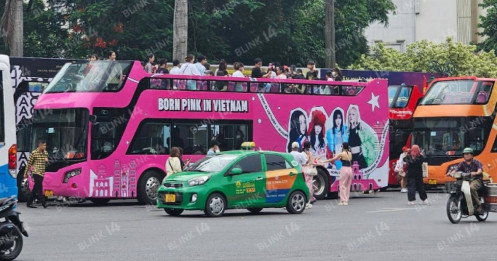 Xe buýt đen hồng quảng bá show Born Pink đi khắp Hà Nội, cận cảnh món quà của fan Việt sẽ được trao tận tay BLACKPINK