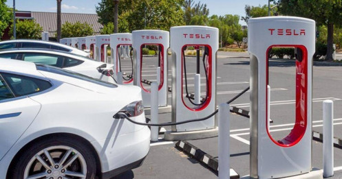 Nhiều hãng xe bắt đầu chuyển đầu sạc để dùng chung trạm sạc của Tesla