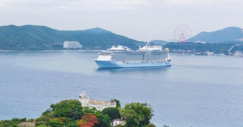 Du thuyền lớn nhất châu Á đưa 4.600 khách quốc tế đến Nha Trang