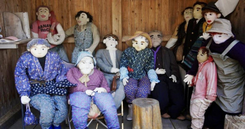 Ngôi làng búp bê Nhật Bản: Đằng sau khung cảnh đáng sợ là một câu chuyện buồn