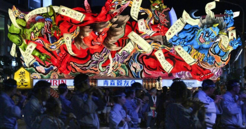 Tưng bừng lễ hội búp bê giấy khổng lồ tại Nhật Bản