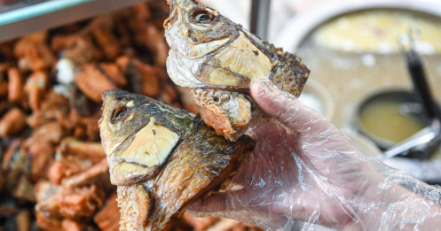 Quán Hà Nội biến đầu cá toàn xương cứng ngắc thành món lạ, nườm nượp khách ăn