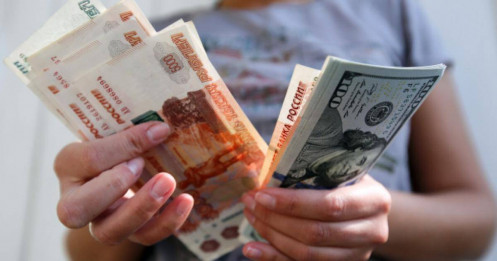 Đồng ruble yếu tác động đến kinh tế Nga thế nào