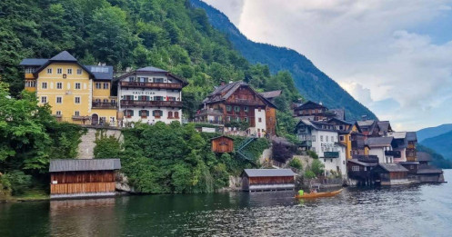 Sắc hè tại Hallstatt, một trong 50 thị trấn nhỏ đẹp nhất thế giới 2023
