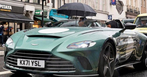 Aston Martin hơn 22 tỷ đồng phải dùng tới 3 cái ô để che mưa nắng