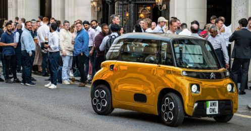 Xe điện mini bọc vàng trên con phố siêu xe tại Anh