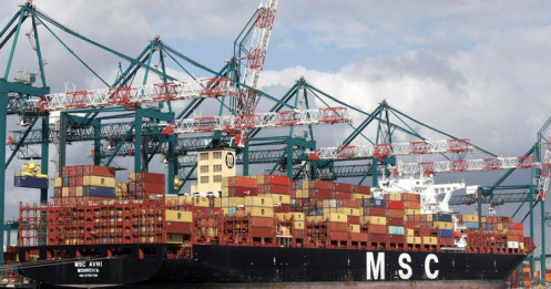 Thương mại toàn cầu sụt giảm, tàu container rỗng vật vờ ngoài khơi