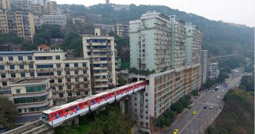 Ga tàu điện chạy “xuyên thủng” nhà 19 tầng độc nhất thế giới