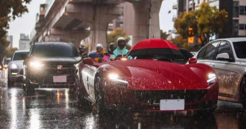 Chi hơn 40 tỷ mua siêu ô tô nhưng không che được mưa nắng, vừa đi vừa cầm ô