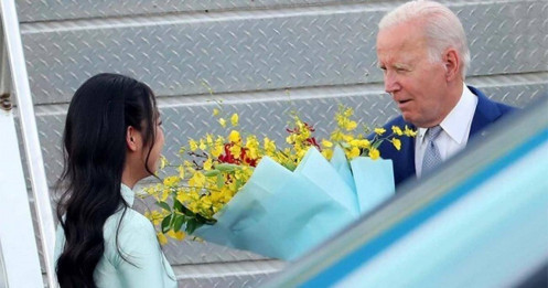 Chân dung nữ sinh ở Hà Nội vinh dự được tặng hoa cho Tổng thống Mỹ Joe Biden ở sân bay