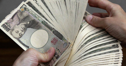 Yen mất giá khi Nhật Bản giữ lãi suất âm