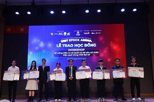 Vinh danh TOP 40 sinh viên xuất sắc tại Lễ trao học bổng cuộc thi Viet Stock Arena 2023