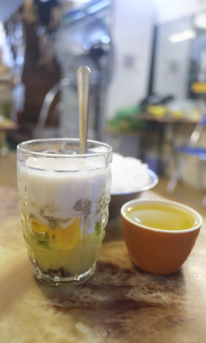 Quán chè 90.000 đồng một cốc vẫn hút khách ở Hà Nội