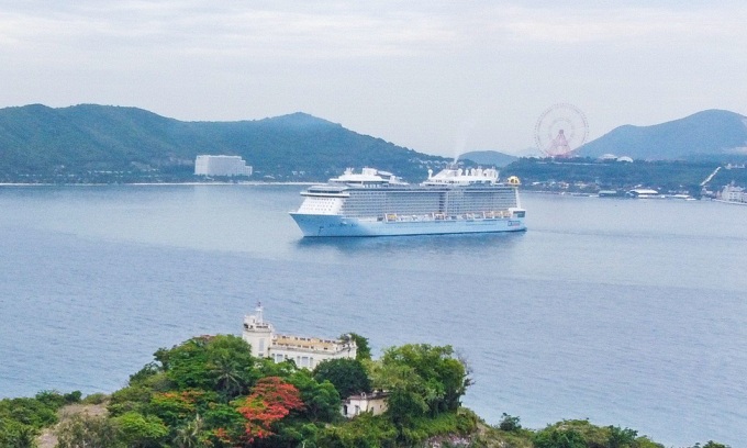 Du thuyền lớn nhất châu Á đưa 4.600 khách quốc tế đến Nha Trang