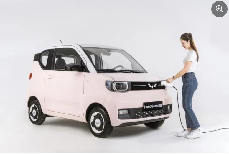 Ô tô điện mini HongGuang MiniEV có chi phí sạc rẻ hơn phí đổ xăng xe máy