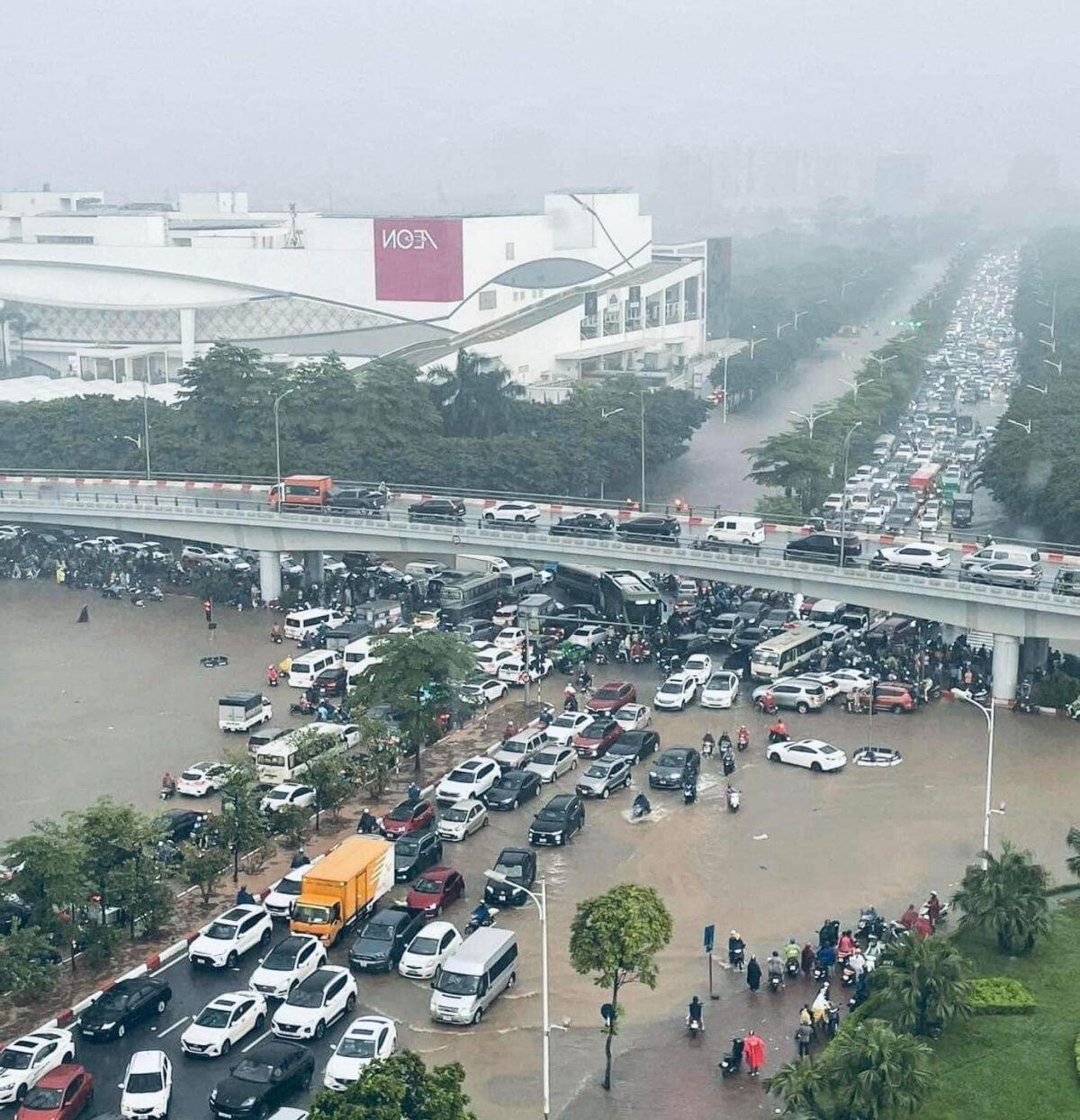 'Khóc trên ôtô' trong cơn mưa Hà Nội