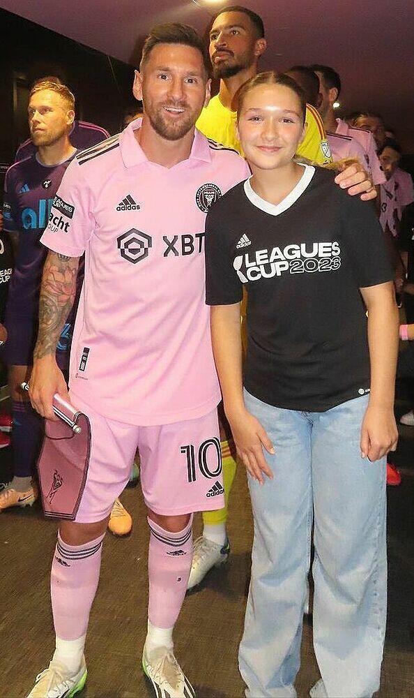 Ảnh Messi ra sân cùng con gái Beckham gây sốt
