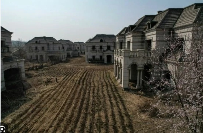 ‘Thị trấn ma’ có 260 siêu biệt thự bỏ hoang, bị biến thành nơi chăn thả gia súc