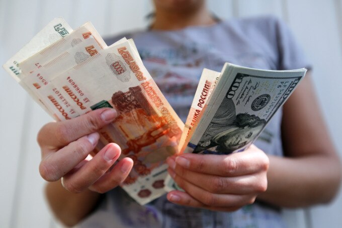 Đồng ruble yếu tác động đến kinh tế Nga thế nào