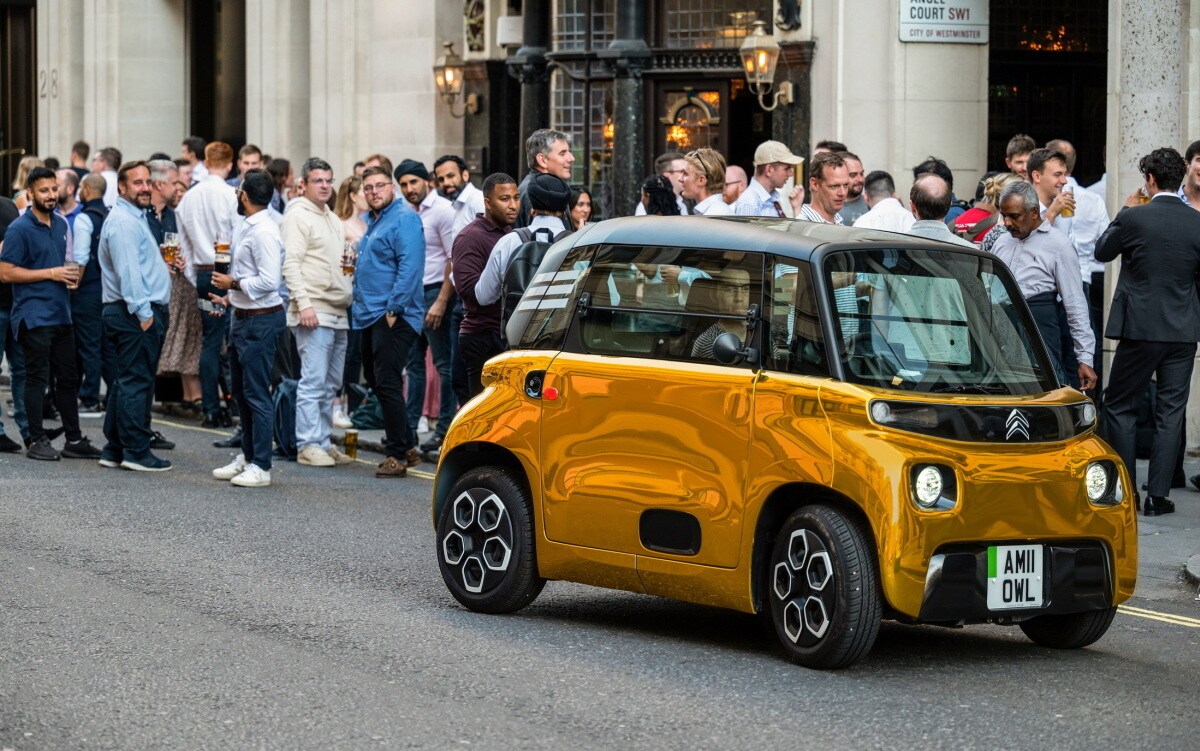 Xe điện mini bọc vàng trên con phố siêu xe tại Anh