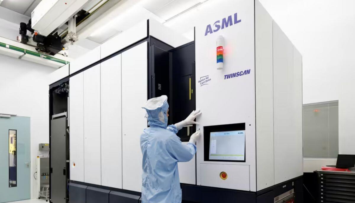 Trung Quốc có thêm bốn tháng nhập máy sản xuất chip từ ASML